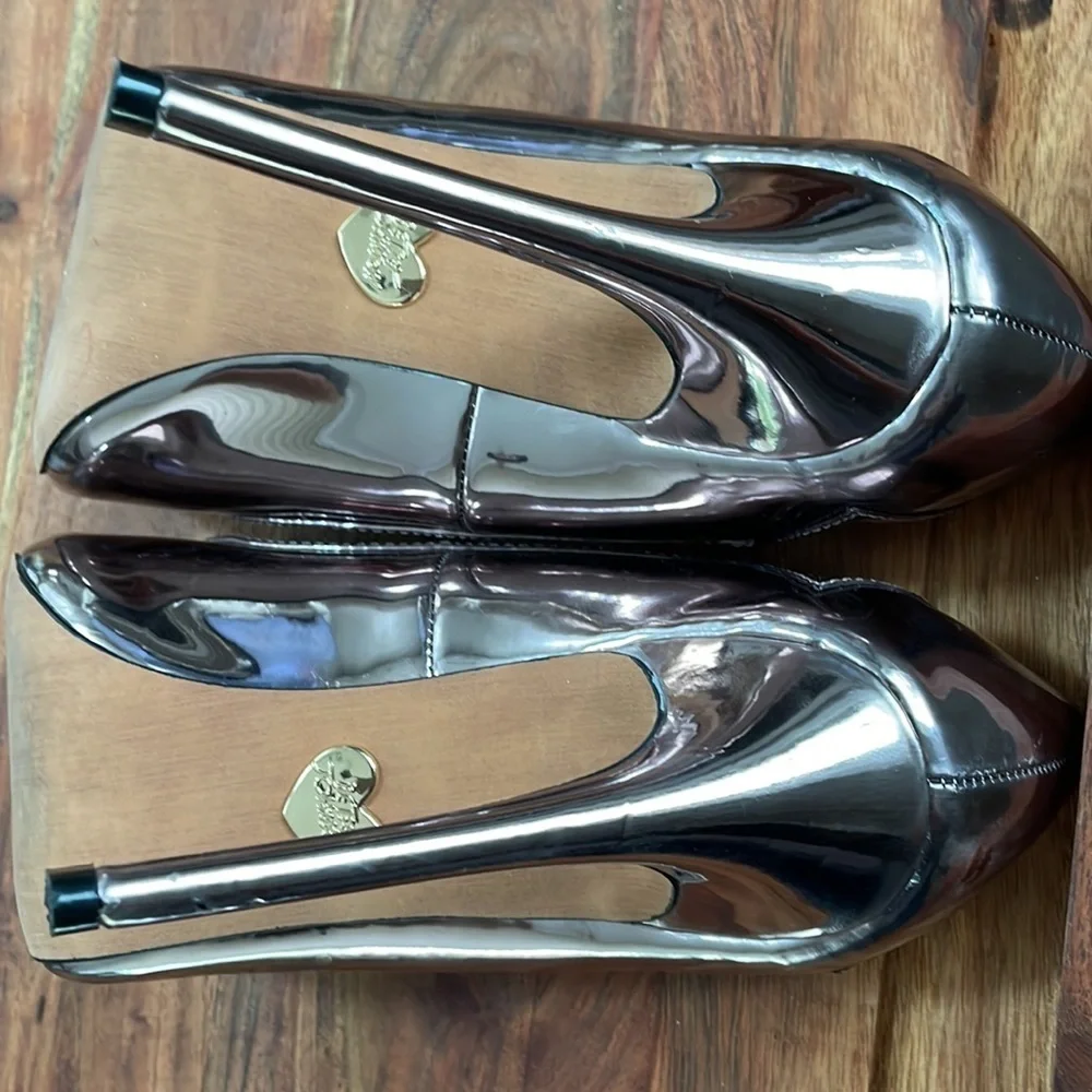 Betsey Johnson “Mimie” Heart Cutout Metallic High Heels. Excellent condition - Picture 7 of 14